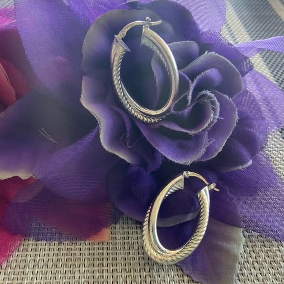 NWOT signed 925 silver nicely decorated hoop pierced earrings. - Picture 2 of 4